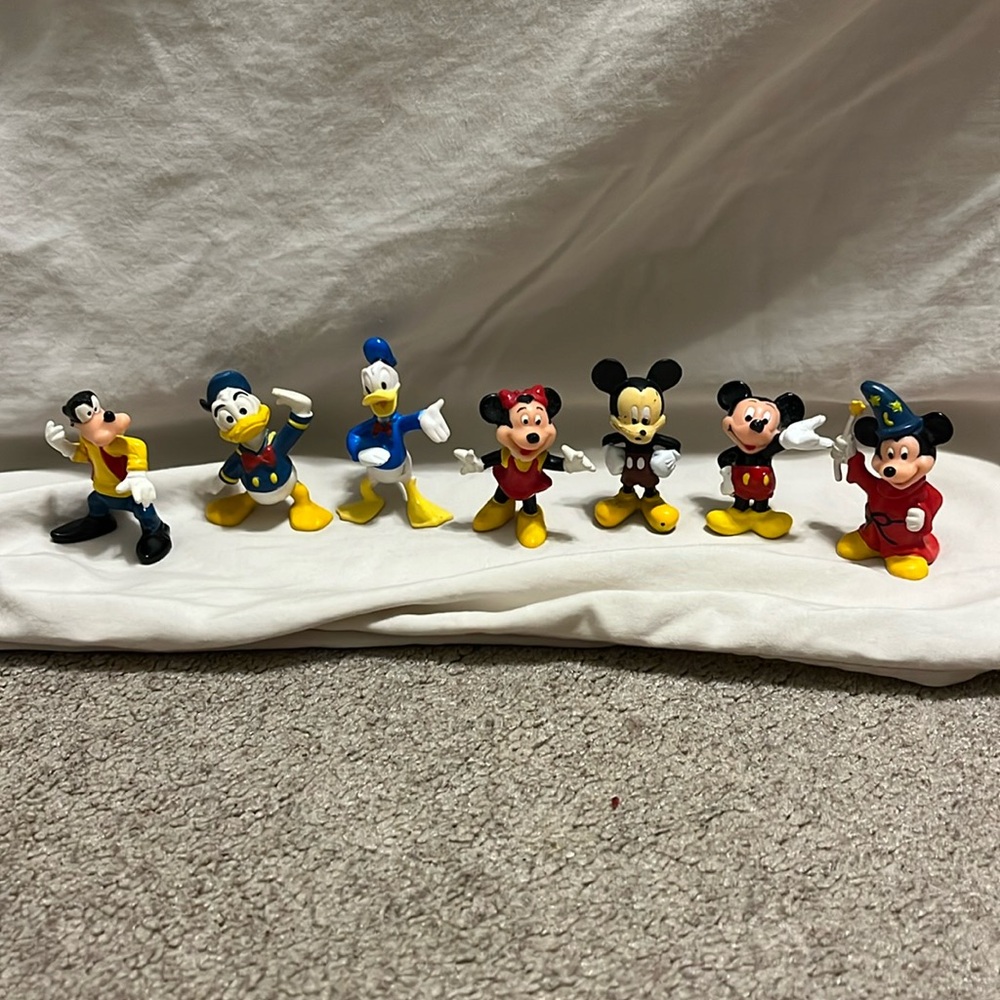 7 vintage Disney Plastic/Rubber Figurines